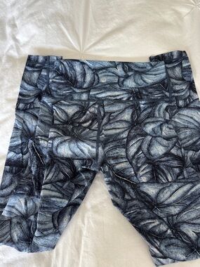 lululemon athletica Blue and Black Leaf-Print Leggings